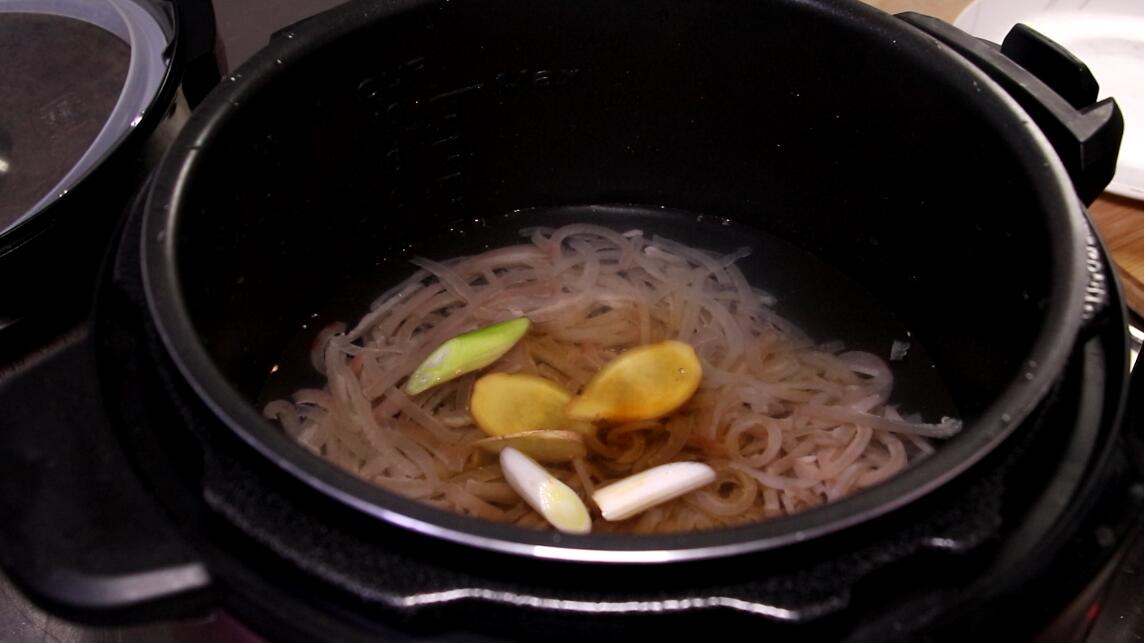 熬猪皮冻最后要收汁吗,熬猪皮冻开盖还是盖盖