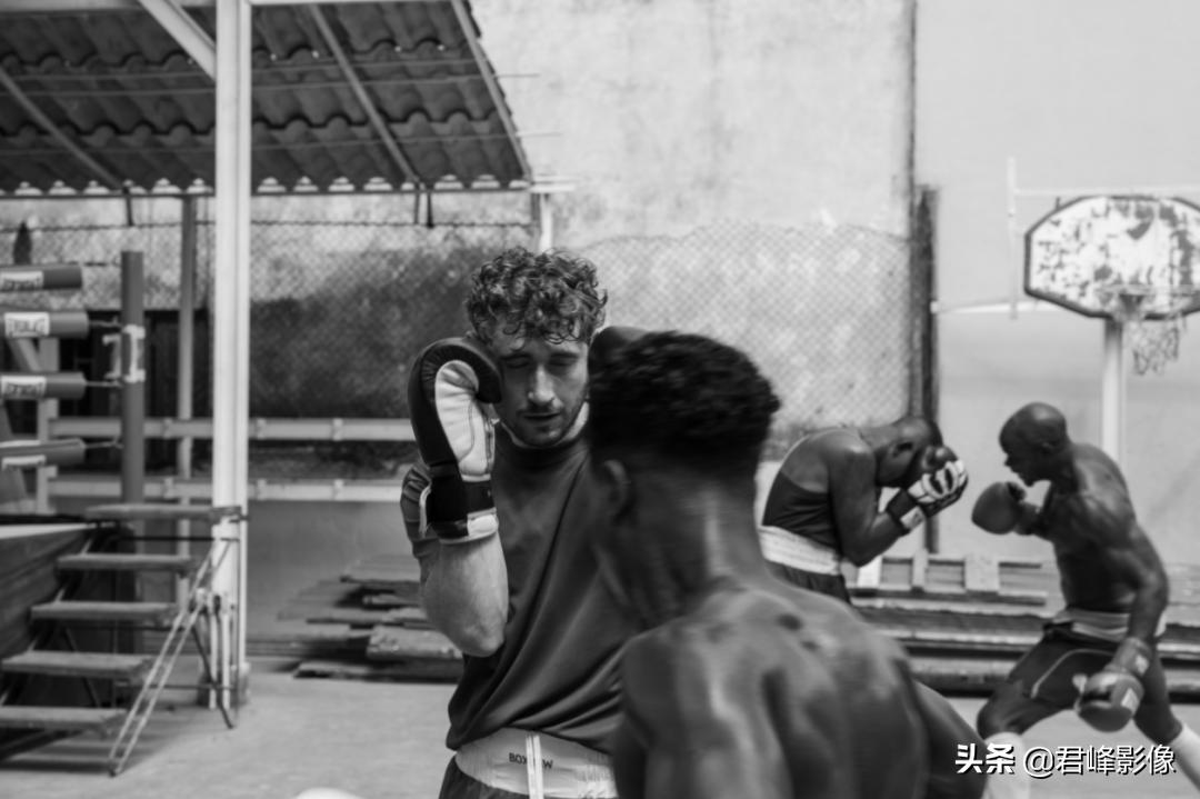 35mm和50mm哪个拍人像好,35mm拍人像广角