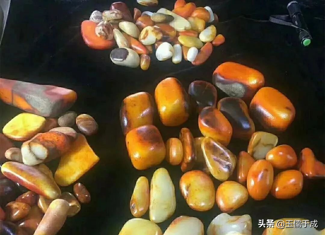 和田玉红沁和黄沁哪个更罕见,和田玉黄沁红沁哪个好