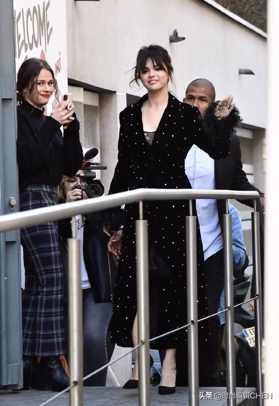 赛琳娜一天内增减10斤？一袭长袍体态瘦成超模，穿针织裙胖成富婆