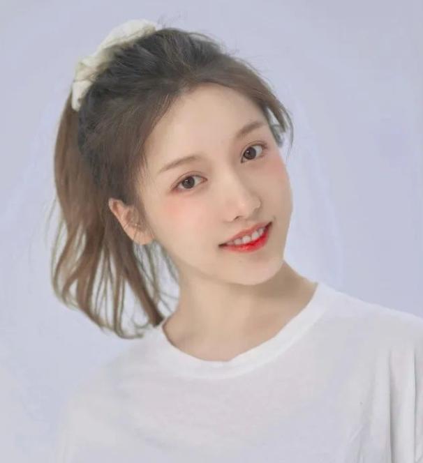 适合圆脸女生有刘海的发型,适合圆脸女生的发型刘海教程