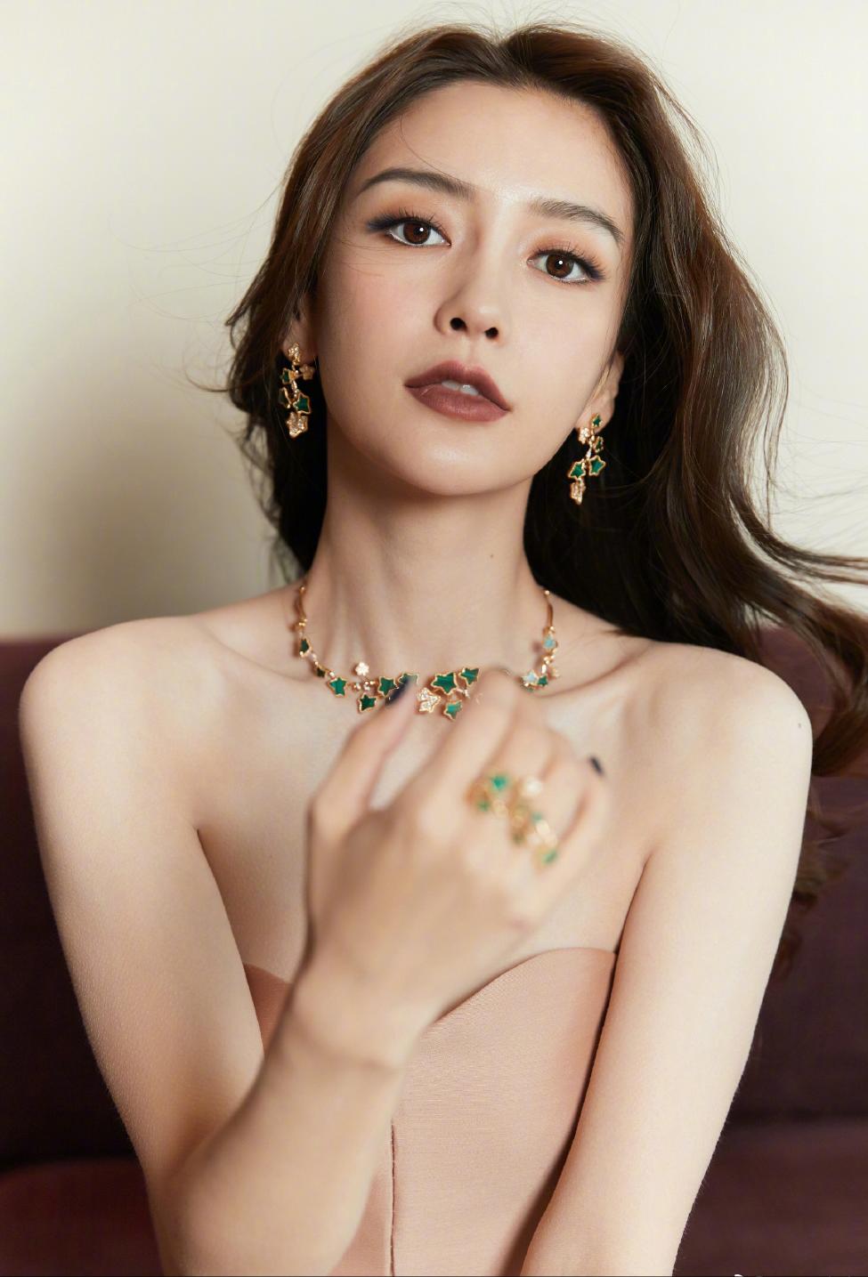 angelababydior粉底广告,angelababy晒化妆视频全素颜出镜