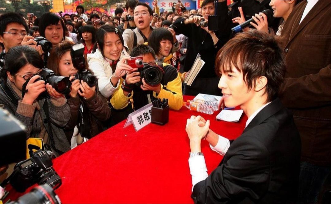 郭敬明成功的背后都经历了什么,郭敬明深度点评