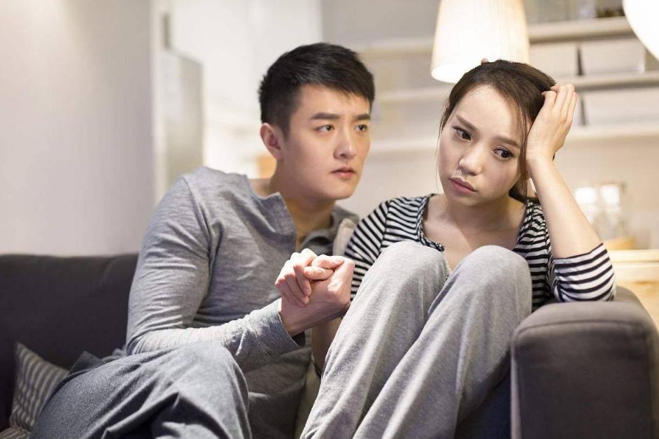 夜市老板娘胸前挂了一个“布袋”，顾客看清后说：再来一碗