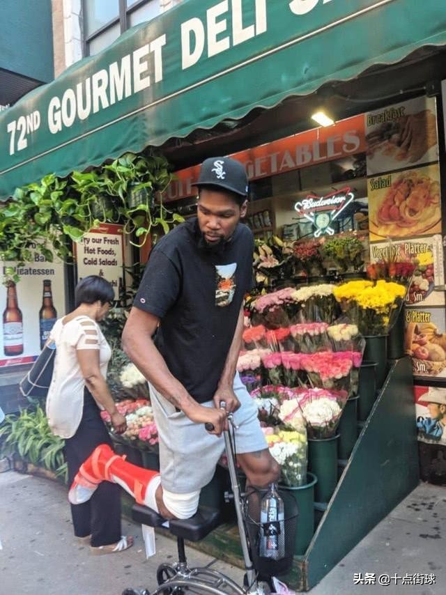 手术才半个月就能骑车逛街、泳池练投篮，杜兰特被质疑：诈伤？