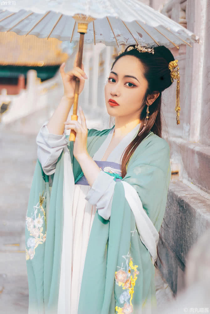 故宫拍宫廷写真照,故宫里拍照的女人