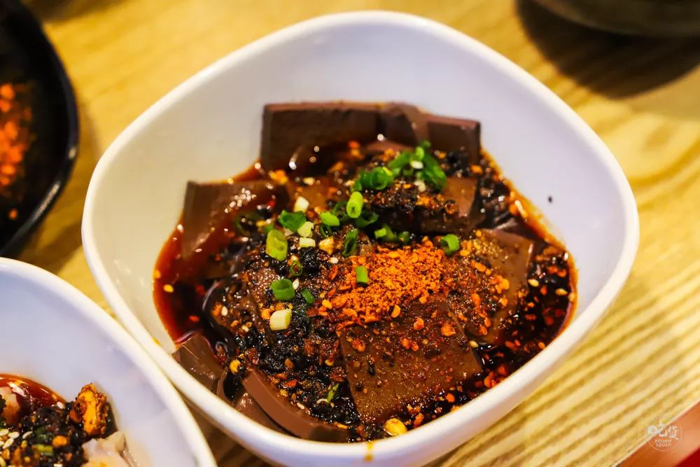 这家国潮网红串串落地襄阳啦,你只管拿串不用涮可以直接开吃