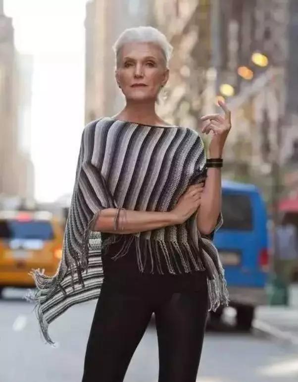 60岁拍裸照，惊艳T台，培养出身价200亿儿子：年龄从来不是问题