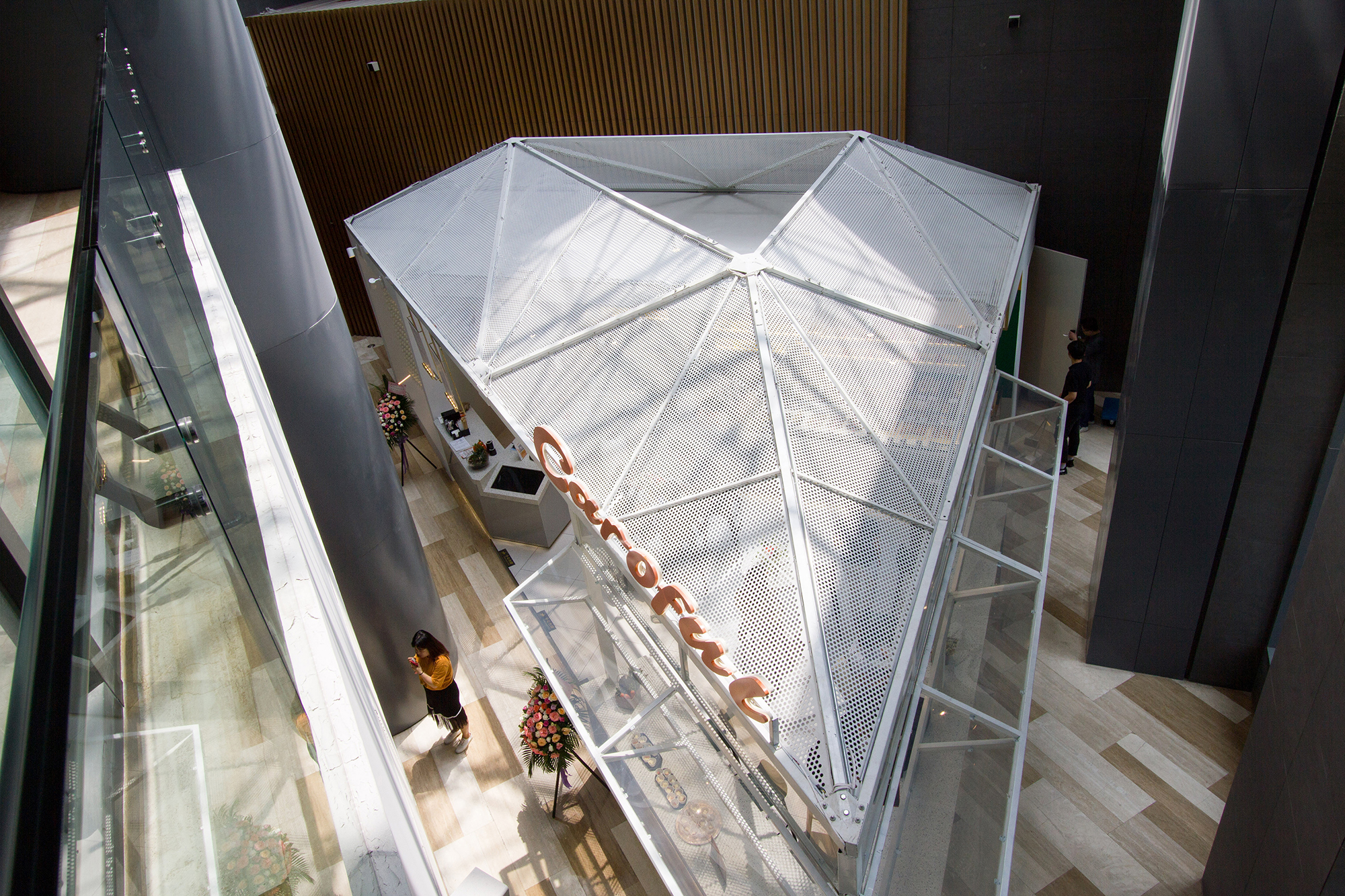 我们在办公大楼里建造了一座通透新鲜的果汁氧吧