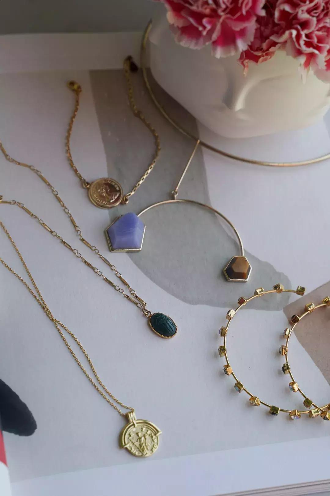 这5种首饰简单时尚减龄不贵,比较百搭的首饰