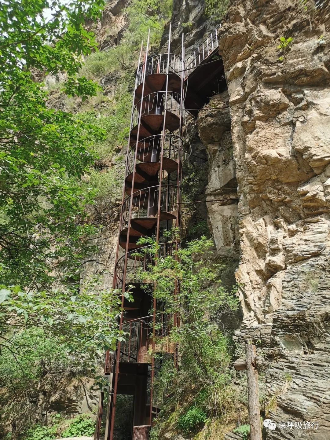 京西小九寨百瀑谷,京西双龙峡小火车图片
