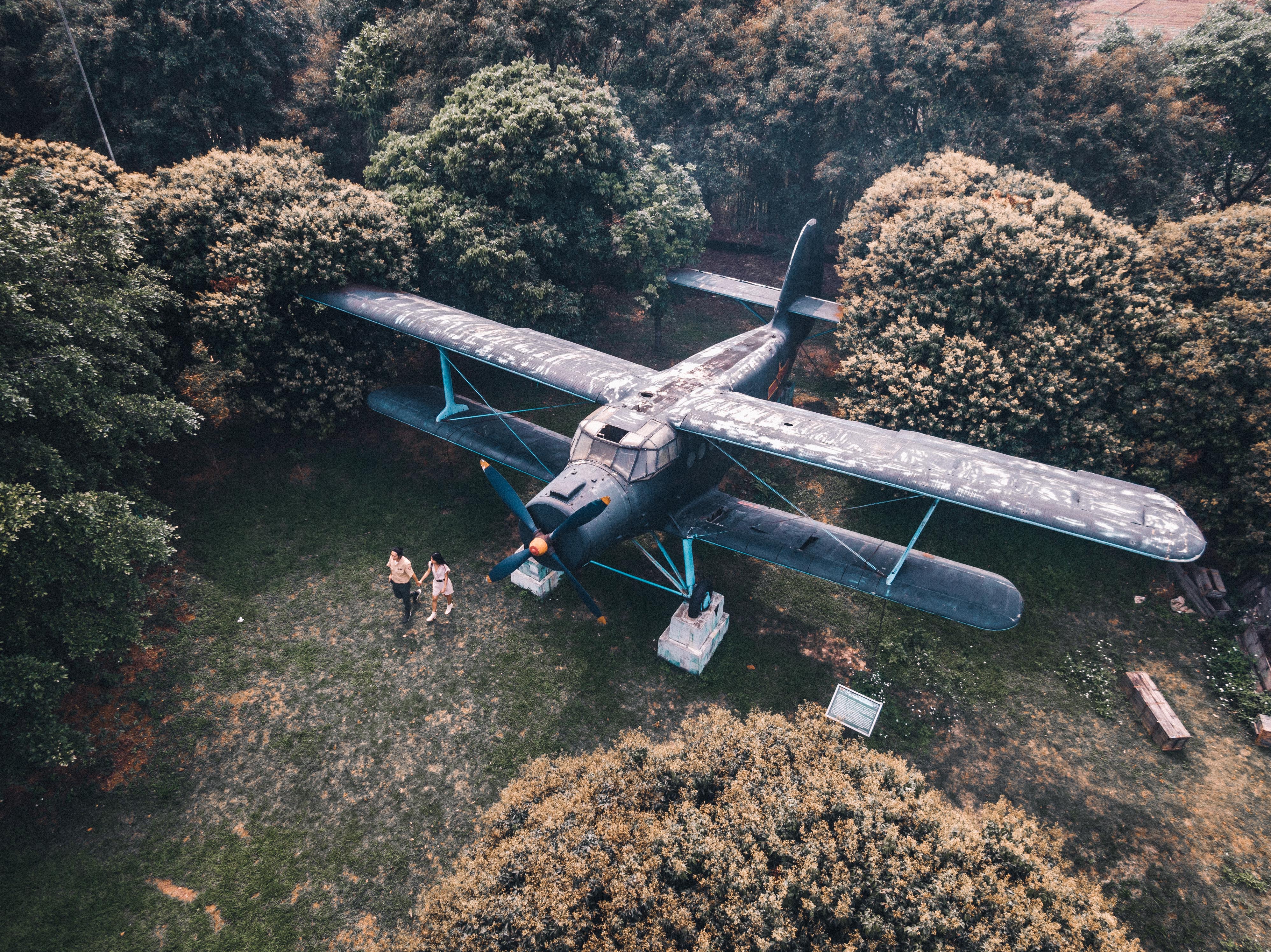 广州山林里面发现一架废弃的飞机,广东深山里的隐藏飞机