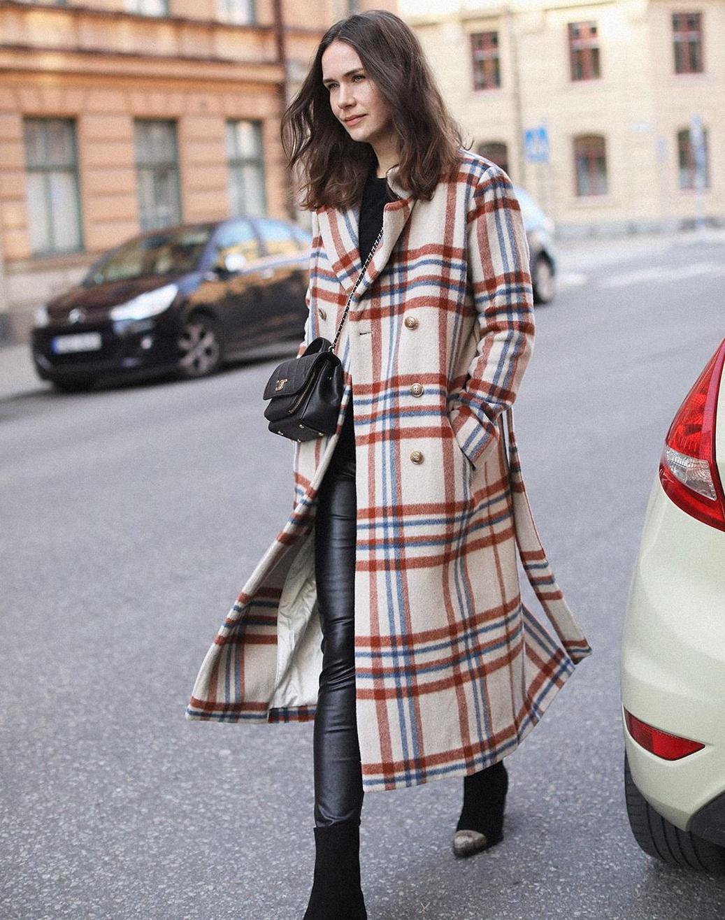 黑白格纹大衣怎么搭配好看,戴帽子黑白格纹大衣怎么搭配好看