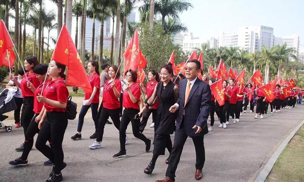 巨邦清明献花丨人间四月无心芳菲，上山看总设计师改革大步豪迈