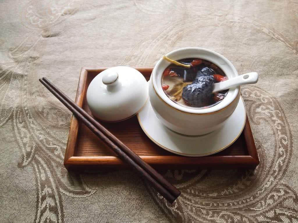 坐月子产妇喝什么水,喝什么汤奶水比较多又不长胖