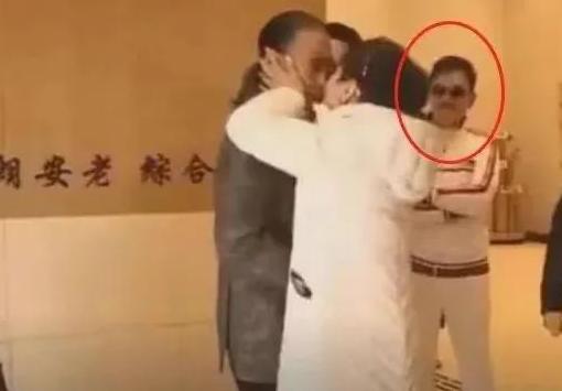 狄波拉潇洒情史，为谢贤甩美国富豪，离婚后嫁小11岁男人收获爱情