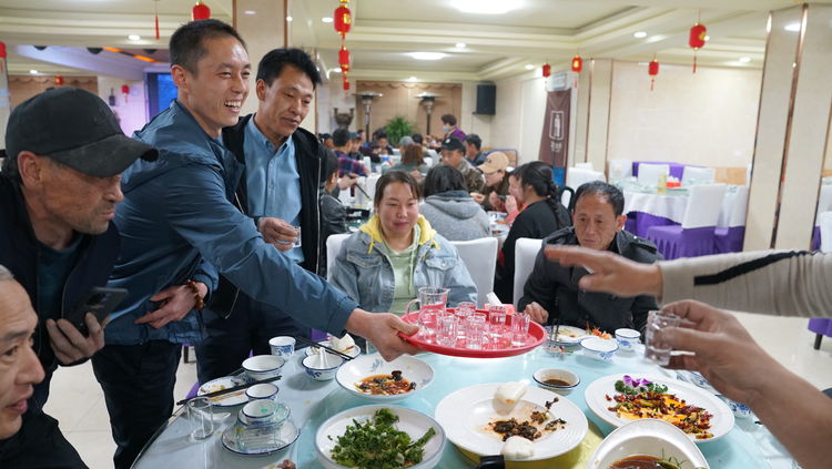 雷帝国际彩砂施工视频,雷帝国际瓷砖辅料