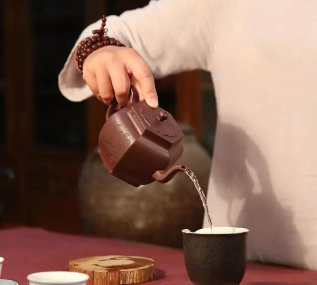 紫砂壶盖破了能配到吗,紫砂壶盖出气孔越大出水越好吗