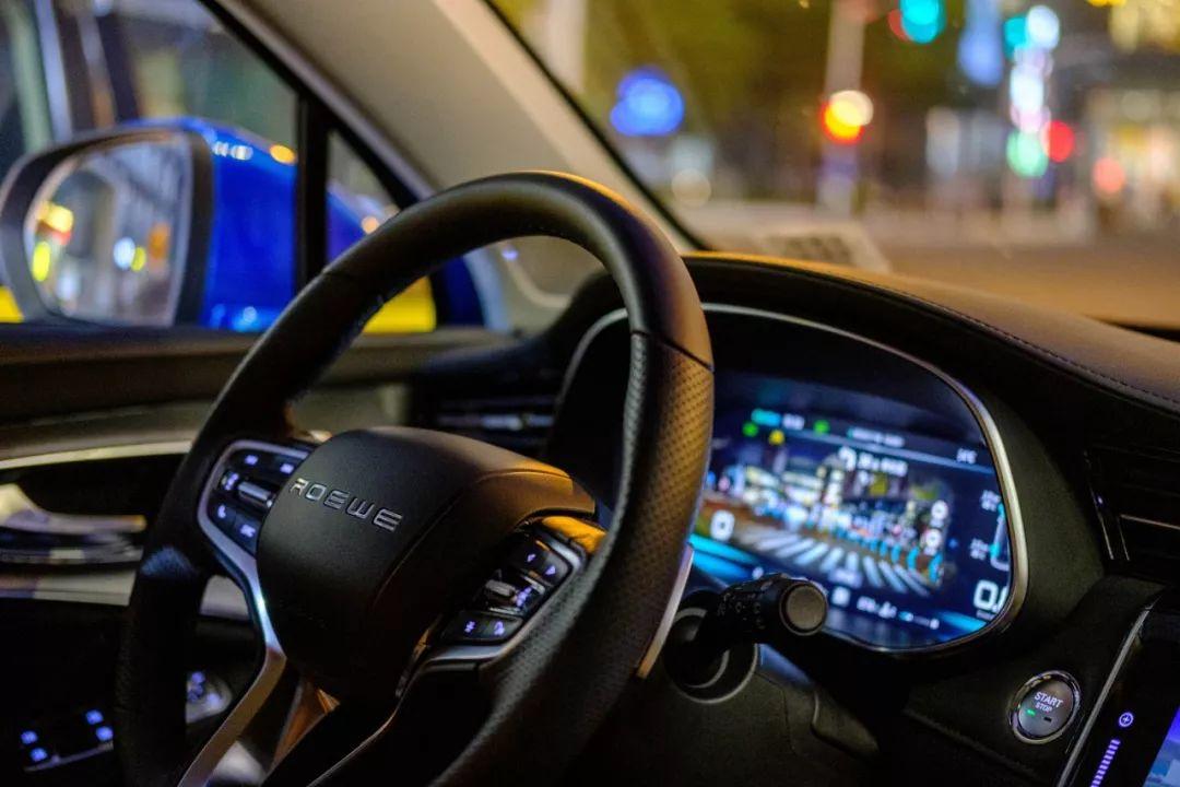 荣威rx5max1.5自动智能座舱豪华版,荣威rx5plus与荣威rx5max的区别