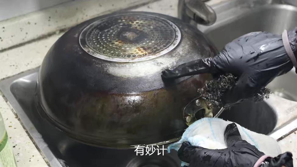 锅底油垢太厚用油污净,锅底的油污太厚太黑用什么来清除
