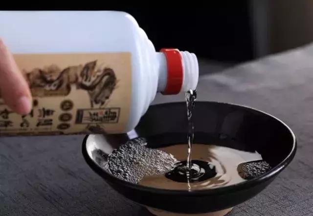 为啥别人倒茶要敲茶杯一下,为什么别人倒酒倒茶要敲两下