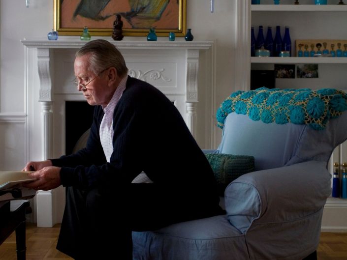 他终于捐出八十亿美元,晚年与妻子租公寓