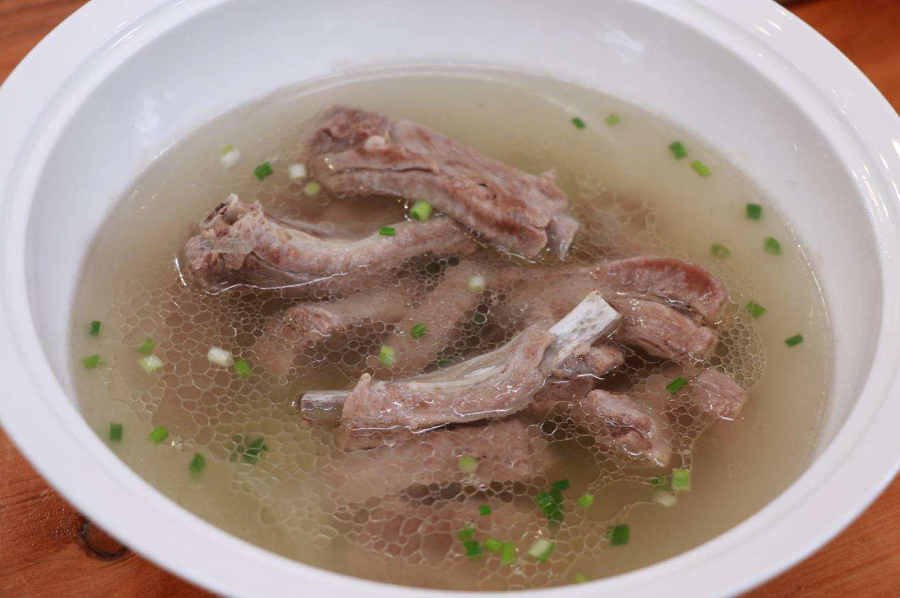 炖排骨汤要不要焯水,炖排骨汤焯水过后还放不放料酒