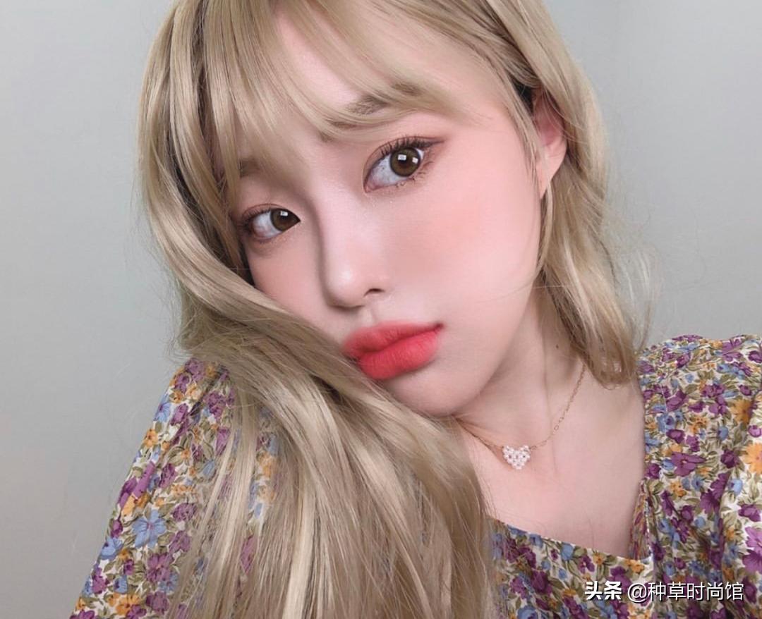 别再烫羊毛卷了！今夏“奶茶发”火了，超洋气