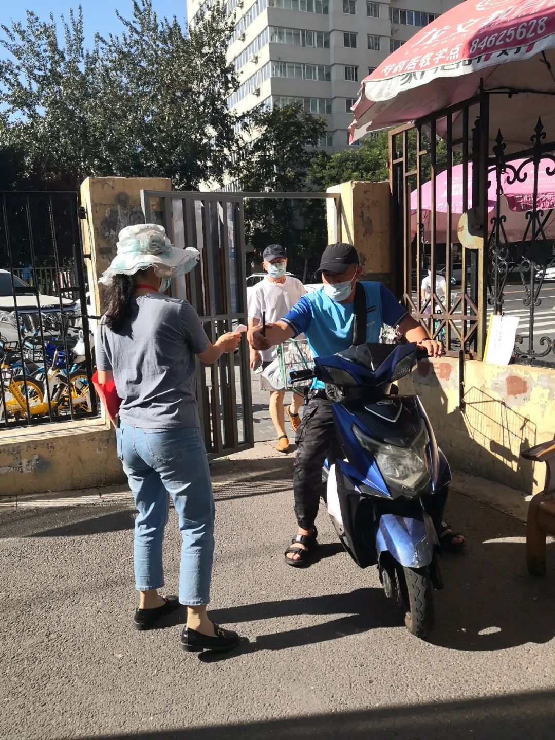 他们坚守在疫情防控一线,防控疫情他们在风雪中坚守