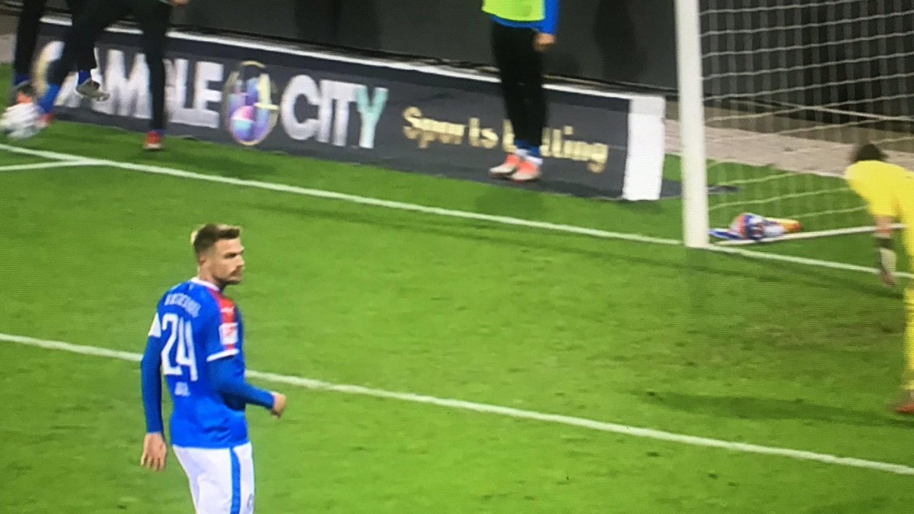 短短4天！继门将13秒被罚下，又现年度最囧犯规，替补场外造点球