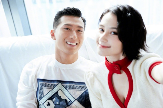 何超莲窦骁牵手完整版,何超莲晒与窦骁甜蜜合照