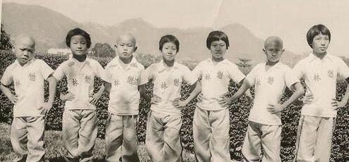 洪金宝抽雪茄戴金链,68岁洪金宝身体瘦成皮包骨头