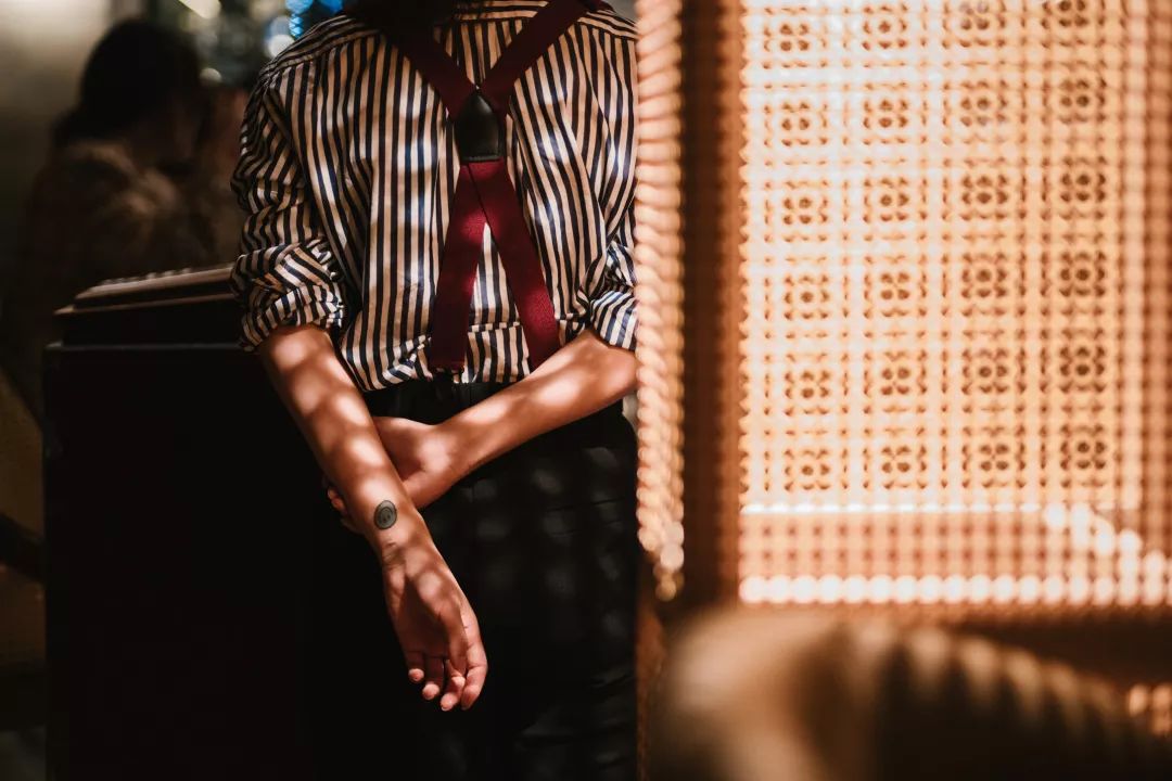 在110㎡空间里创造了两个世界，成都这个酒吧允许你上班时饮酒