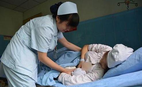 哺乳期堵奶了自己在家怎么疏通,宝妈月子里堵奶高烧用酒精擦身