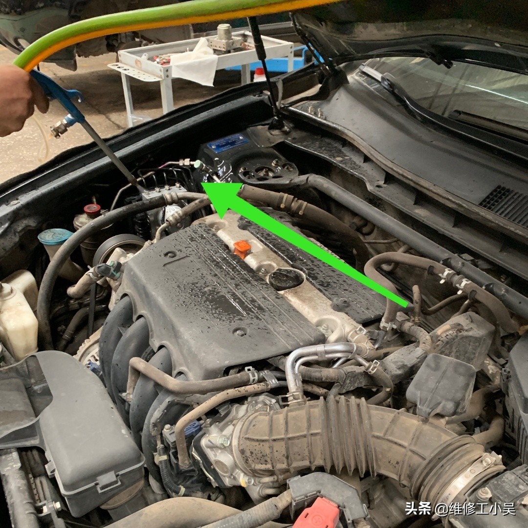 9代雅阁刹车故障灯突然亮了,2022雅阁刹车故障灯