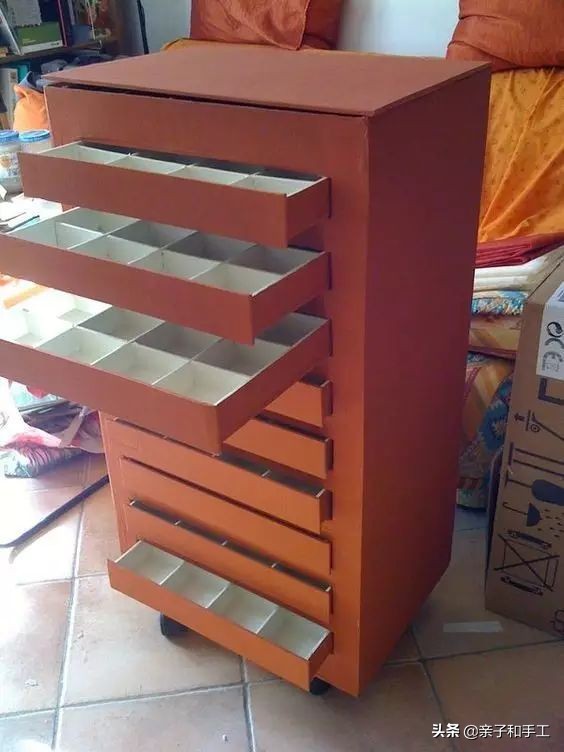 只用瓦楞纸就可以做出一件件家具,简直酷爆了