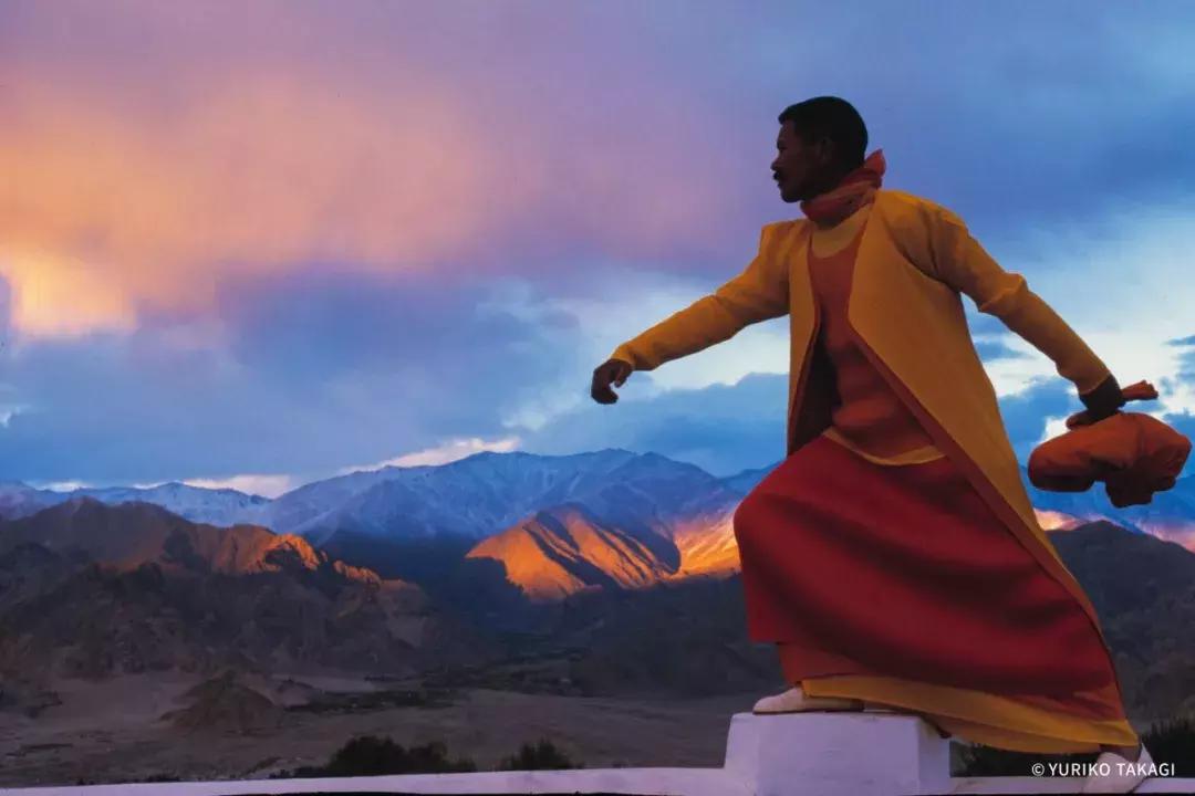 25年前，一个日本人带着天价衣服到中国，给西北人拍了一批硬照