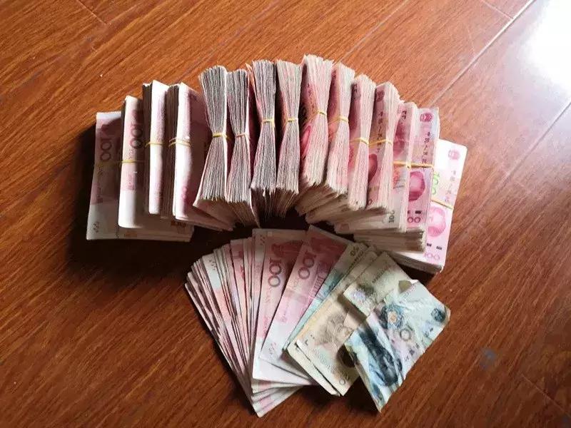 一句“不许动！”他们把钱当废纸一样乱丢……
