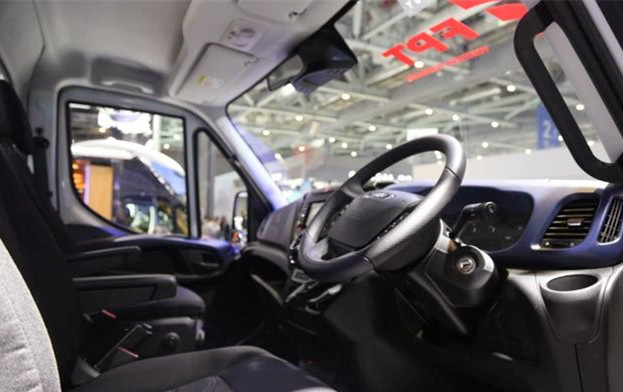 依维柯四驱三把锁越野测试,乌尼莫克和依维柯越野房车