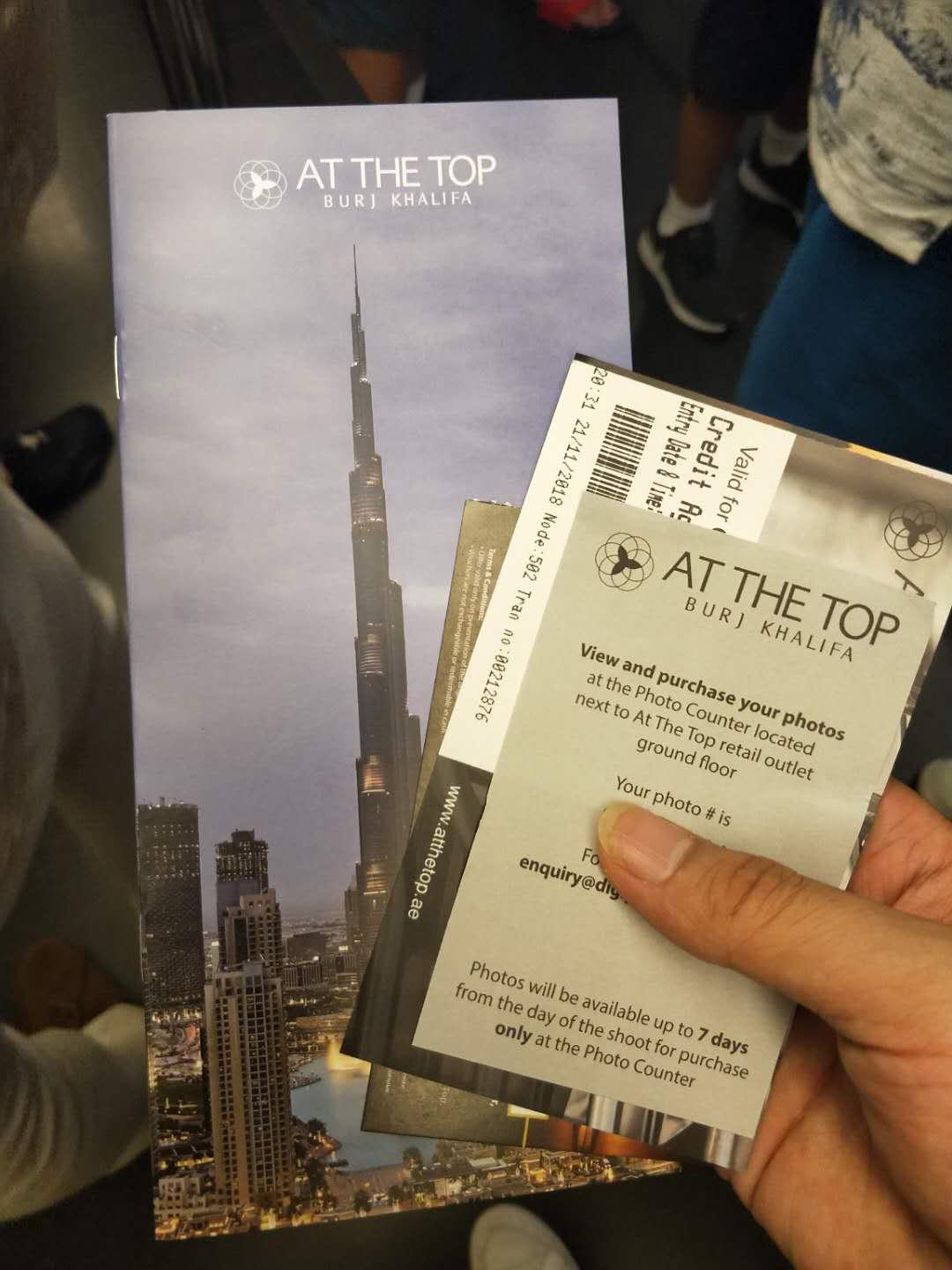 一个人走在异国他乡的路上,一个人行走在沙漠里面