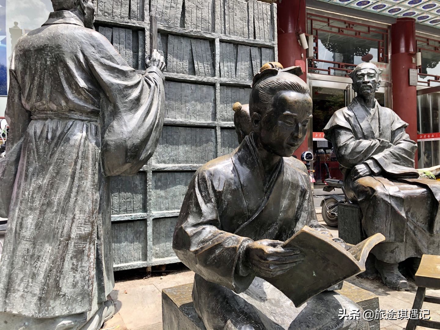 开封真正的千年老街，随着商业化入侵，老书店能否战胜铁板鱿鱼？