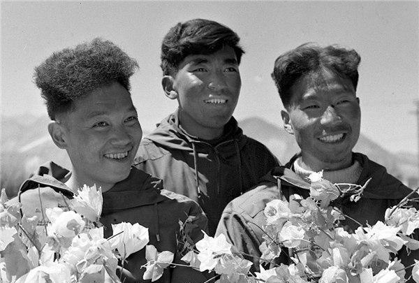 珠穆朗玛峰峰顶是属于哪个国家,珠穆朗玛峰峰顶现在是多少米