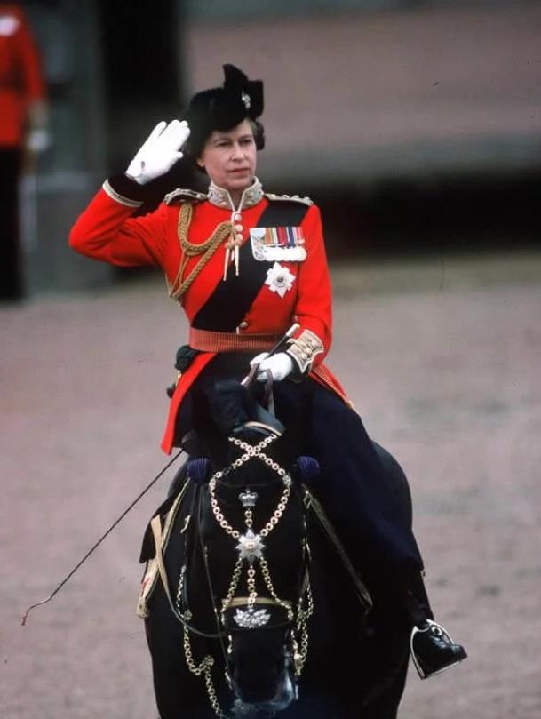 英国女王年轻时上过战场,英国女王差点中枪