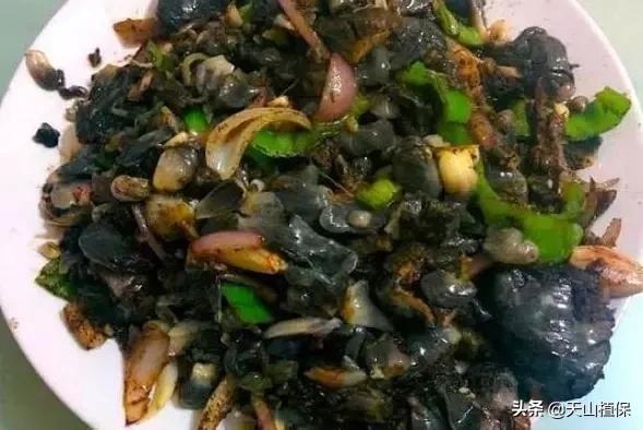 玉米上发黑的东西,玉米穗上的黑疙瘩怎么吃