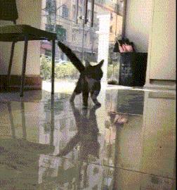 “兄弟睡觉压得胳膊都变色了，要不要叫醒他？”醒来一定很酸爽