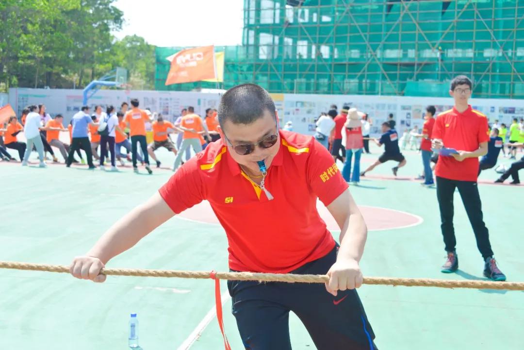 “老师，你拔河的样子真美！”“谁拍的赶紧撤！！！”