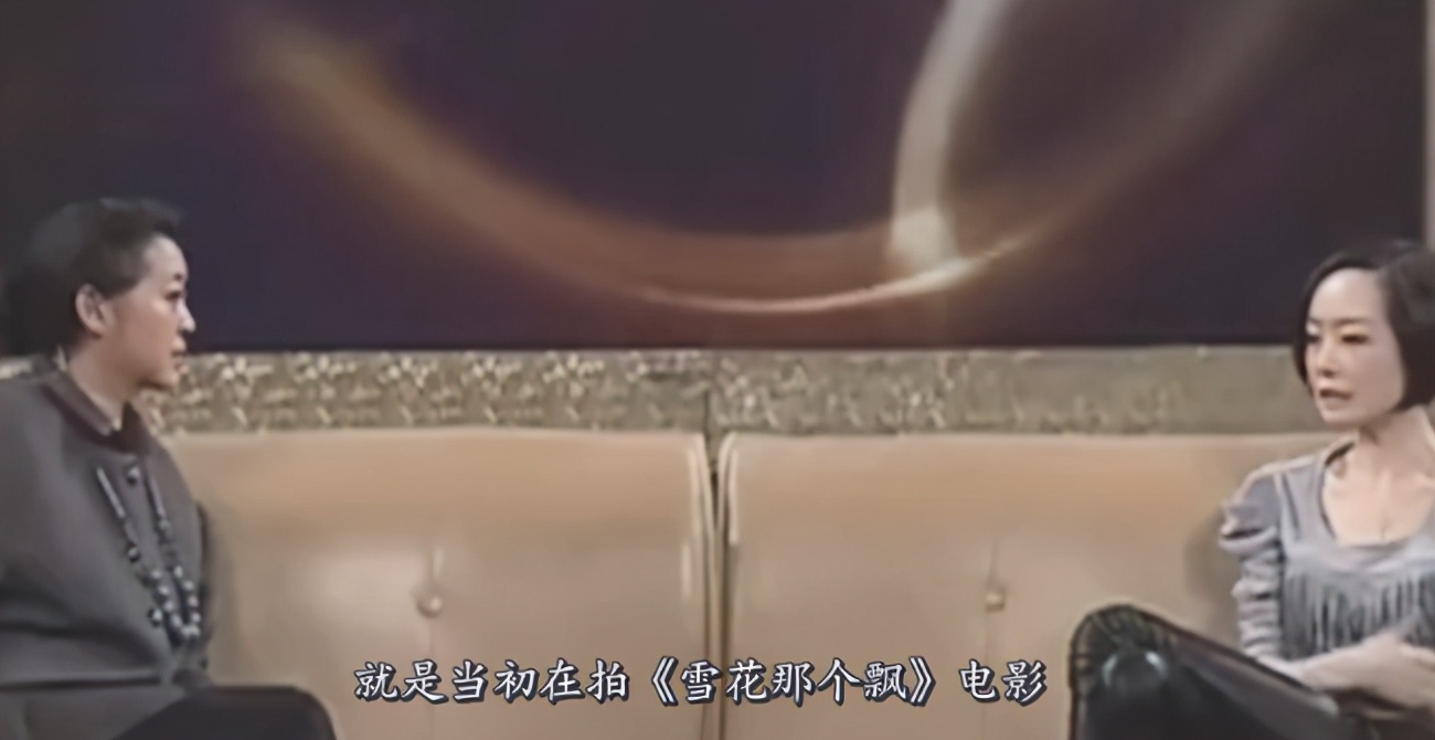 61岁倪萍暴瘦！走路踉跄获朱迅搀扶，身体状态惹网友担忧