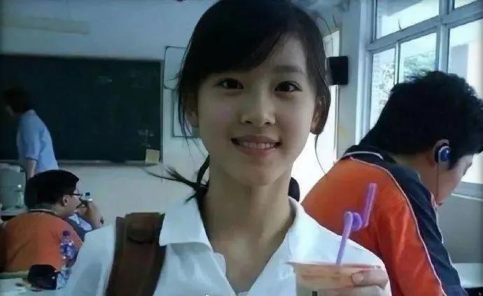 章泽天跟世界首富合影,章泽天从网红到最年轻富豪