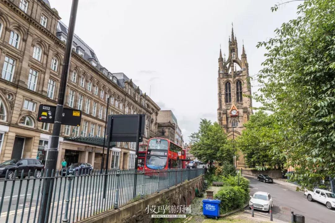 纽卡斯尔,店主为我弹奏了一把十万元的吉他