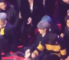 爱豆歌谣大赏,盘点韩国爱豆舞台摔倒瞬间